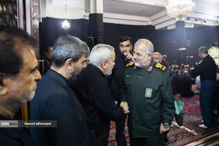 سرلشکر محمد پاک پور فرمانده کل سپاه پاسداران در مراسم گرامیداشت چهلمین روز درگذشت شهید سپهبد محمد باقری (محمد حسین افشردی) و همسر وی ( اشرف افشردی) و دختر این فرمانده عزیز (فرشته افشردی)