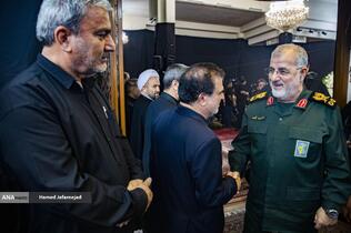 سرلشکر محمد پاک پور فرمانده کل سپاه پاسداران در مراسم گرامیداشت چهلمین روز درگذشت شهید سپهبد محمد باقری (محمد حسین افشردی) و همسر وی ( اشرف افشردی) و دختر این فرمانده عزیز (فرشته افشردی)