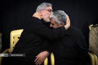 سردار اسماعیل قاآنی فرمانده نیروی قدس سپاه و سرلشکر محمدعلی عزیر جعفری فرمانده قرارگاه فرهنگی و اجتماعی بقیةالله الاعظم سپاه پاسداران سپاه در مراسم گرامیداشت چهلمین روز درگذشت شهید سپهبد محمد باقری (محمد حسین افشردی) و همسر وی ( اشرف افشردی) و دختر این فرمانده عزیز (فرشته افشردی)