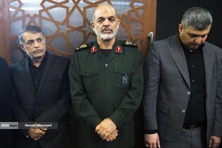 سرتیپ احمد وحیدی مشاور فرمانده کل سپاه پاسداران در مراسم گرامیداشت چهلمین روز درگذشت شهید سپهبد محمد باقری (محمد حسین افشردی) و همسر وی ( اشرف افشردی) و دختر این فرمانده عزیز (فرشته افشردی)