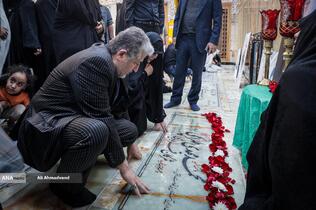 قرائت فاتحه بیژن رنجبر سرپرست دانشگاه آزاد اسلامی بر مزار شهید دکتر محمدمهدی طهرانچی