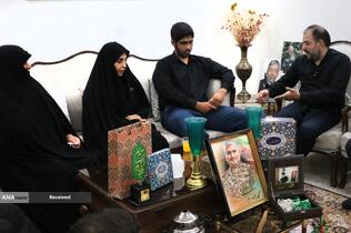 دیدار و تکریم خادمیاران رضوی منطقه 14 تهران با خانواده شهید محمدرضا زندی