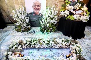 اجتماع مردم کنار مزار شهید سپهبد سلامی در ایام اربعین فرمانده دلاور سپاه اسلام