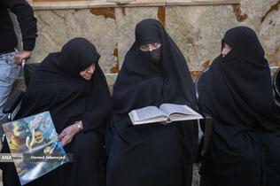 همسر شهید سلامی در کنار مزار شهید سپهبد سلامی 