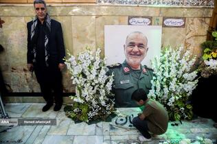 اجتماع مردم کنار مزار شهید سپهبد سلامی در ایام اربعین فرمانده دلاور سپاه اسلام