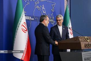 حضور سیدعباس عراقچی وزیر امورخارجه بمناسبت روز خبرنگار در جلسه هفتگی سخنگوی وزارت خارجه