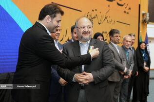 تجلیل از محمد شریعتمداری مدیرعامل شرکت صنایع پتروشیمی خلیج‌فارس در چهارمین کنفرانس بین المللی اقتصاد و مدیریت کسب و کار