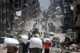 مردم گرسنه غزه برای رسیدن به کمک‌های غذایی، کیلومترها پیاده‌روی می‌کنند