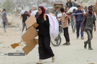 مردم گرسنه غزه برای رسیدن به کمک‌های غذایی، کیلومترها پیاده‌روی می‌کنند