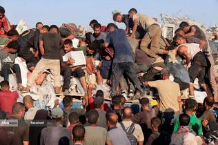 مردم گرسنه غزه برای رسیدن به کمک‌های غذایی، کیلومترها پیاده‌روی می‌کنند