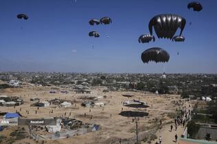 مردم گرسنه غزه برای رسیدن به کمک‌های غذایی، کیلومترها پیاده‌روی می‌کنند