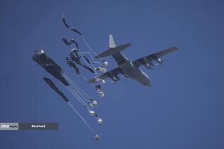 مردم گرسنه غزه برای رسیدن به کمک‌های غذایی، کیلومترها پیاده‌روی می‌کنند