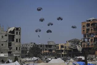 مردم گرسنه غزه برای رسیدن به کمک‌های غذایی، کیلومترها پیاده‌روی می‌کنند