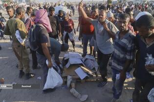 مردم گرسنه غزه برای رسیدن به کمک‌های غذایی، کیلومترها پیاده‌روی می‌کنند