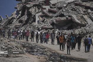 مردم گرسنه غزه برای رسیدن به کمک‌های غذایی، کیلومترها پیاده‌روی می‌کنند