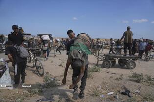 مردم گرسنه غزه برای رسیدن به کمک‌های غذایی، کیلومترها پیاده‌روی می‌کنند