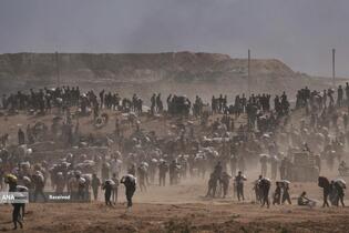 مردم گرسنه غزه برای رسیدن به کمک‌های غذایی، کیلومترها پیاده‌روی می‌کنند