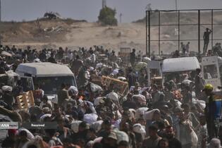 مردم گرسنه غزه برای رسیدن به کمک‌های غذایی، کیلومترها پیاده‌روی می‌کنند