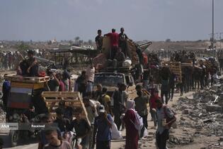 مردم گرسنه غزه برای رسیدن به کمک‌های غذایی، کیلومترها پیاده‌روی می‌کنند