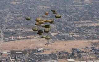 مردم گرسنه غزه برای رسیدن به کمک‌های غذایی، کیلومترها پیاده‌روی می‌کنند