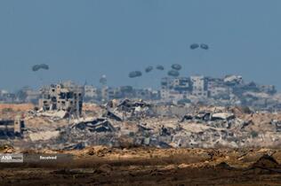 مردم گرسنه غزه برای رسیدن به کمک‌های غذایی، کیلومترها پیاده‌روی می‌کنند