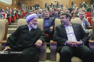 ابوالفضل نجارزاده مدیرعامل بانک ملی ایران و حجت الاسلام غلامرضا مصباحی مقدم عضو مجلس خبرگان رهبری در آیین رونمایی از خدمات و محصولات دیجیتال بانک ملی 