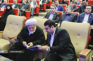 ابوالفضل نجارزاده مدیرعامل بانک ملی ایران و حجت الاسلام غلامرضا مصباحی مقدم عضو مجلس خبرگان رهبری در آیین رونمایی از خدمات و محصولات دیجیتال بانک ملی 