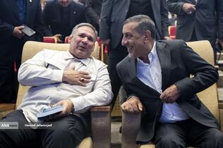 محمدجعفر قائم پناه معاون امور اجرایی رئیس جمهور و سید شمس الدین حسینی رییس کمیسیون اقتصادی مجلس شورای اسلامی در آیین رونمایی از خدمات و محصولات دیجیتال بانک ملی