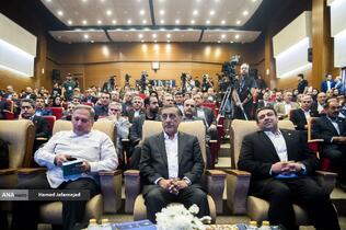 ابوالفضل نجارزاده مدیرعامل بانک ملی ایران ، محمدجعفر قائم پناه معاون امور اجرایی رئیس جمهور و سید شمس الدین حسینی رییس کمیسیون اقتصادی مجلس شورای اسلامی در آیین رونمایی از خدمات و محصولات دیجیتال بانک ملی