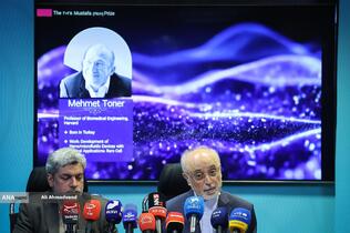 علی اکبر صالحی رئیس کارگروه علمی جایزه مصطفی(ص) و مهدی صفاری‌نیا مدیرعامل بنیاد علم و فناوری مصطفی‌(ص)