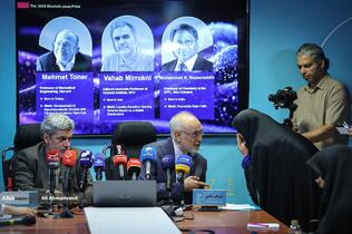 علی اکبر صالحی رئیس کارگروه علمی جایزه مصطفی(ص) و مهدی صفاری‌نیا مدیرعامل بنیاد علم و فناوری مصطفی‌(ص)