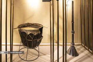 طبل پوستی از ادوات آیین نقاره زنی حرم مطهر - نمایشگاه آثار منتخب گنجینه آستان قدس رضوی