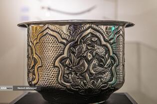 گلدان فوق ضریح مطهر قلم کاری شده دارای روکش نقره با نقش گل و مرغ در نمایشگاه آثار منتخب گنجینه آستان قدس رضوی