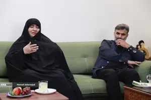 دیدار طهورا نوروزی مدیرعامل بنیاد عفاف و حجاب و حسن فارسی جوکار مدیر گروه رسانه دانشگاه انقلاب اسلامی با خانواده نخبه شهید علی حیدرزاده
