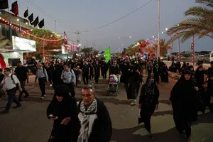 پیاده روی زائرین اربعین حسینی به یاد رهبر شهید انقلاب