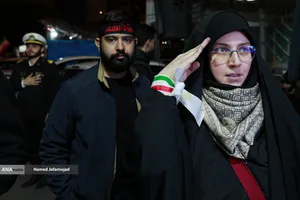 مراسم وداع با شهدای ناوشکن دنا و حمایت از نیروهای مسلح با حضور دکتر بیژن رنجبر و دانشگاهیان دانشگاه آزاد اسلامی استان تهران و اقشار مختلف مردم - میدان فردوسی تهران