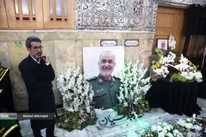 اجتماع مردم کنار مزار شهید سپهبد سلامی در ایام اربعین فرمانده دلاور سپاه اسلام