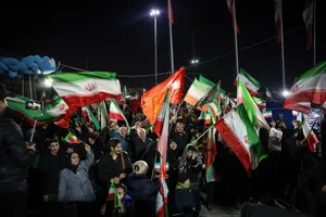وداع با پیکر شهدای ناوشکن دنا در میدان دریاچه