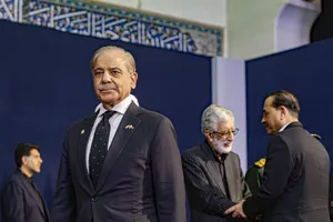 ادای احترام شهباز شریف نخست وزیر پاکستان و مقامات و مسئولان خارجی به پیکر امام شهید 