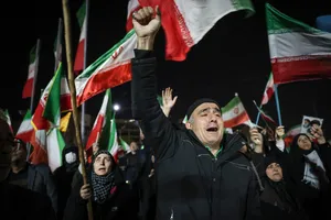 وداع با پیکر شهدای ناوشکن دنا در میدان دریاچه