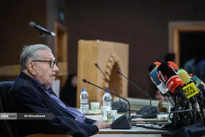 مهدی گلشنی فیزیکدان و نظریه&zwnj;پرداز در آیین رونمایی از ویراست جدید کتاب &laquo;ارتباط انسان-جهان&raquo;