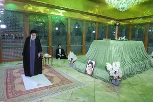 حضور رهبر انقلاب در حرم حضرت امام خمینی(ره)