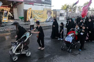 پیاده روی زائرین اربعین حسینی به یاد رهبر شهید انقلاب