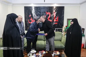 دیدار طهورا نوروزی مدیرعامل بنیاد عفاف و حجاب و حسن فارسی جوکار مدیر گروه رسانه دانشگاه انقلاب اسلامی با خانواده نخبه شهید علی حیدرزاده