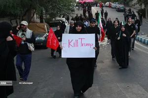 حرکت مردم عزادار بسمت مصلی تهران برای وداع با رهبر شهید انقلاب