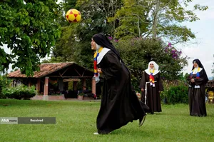 خواهران مذهبی و طرفدار تیم ملی کلمبیا در فینال کوپا آمریکا در صومعه ای در مونته نگرو، کلمبیا فوتبال بازی می کنند