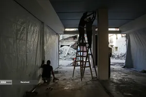 فلسطینی‌ها ویرانه‌های غزه را با آجرهای گلی و ضایعات بازسازی می‌کنند
