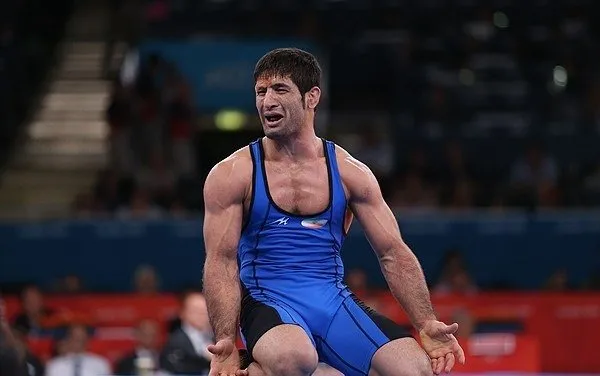 با بنا به خاطر حرکت آخرش لج افتاده بودم؛ کار من شده حسرت/ با آن حرف‎ هایی که زدم دم دبیر گرم که جواب سلامم را می‌دهد!