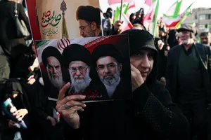 بیعت مردم با آیت&zwnj;الله سید مجتبی خامنه&zwnj;ای سومین رهبر جمهوری اسلامی ایران