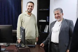 بیژن رنجبر رییس دانشگاه آزاد اسلامی و حامد جعفرنژاد مدیر گروه عکس خبرگزاری آنا